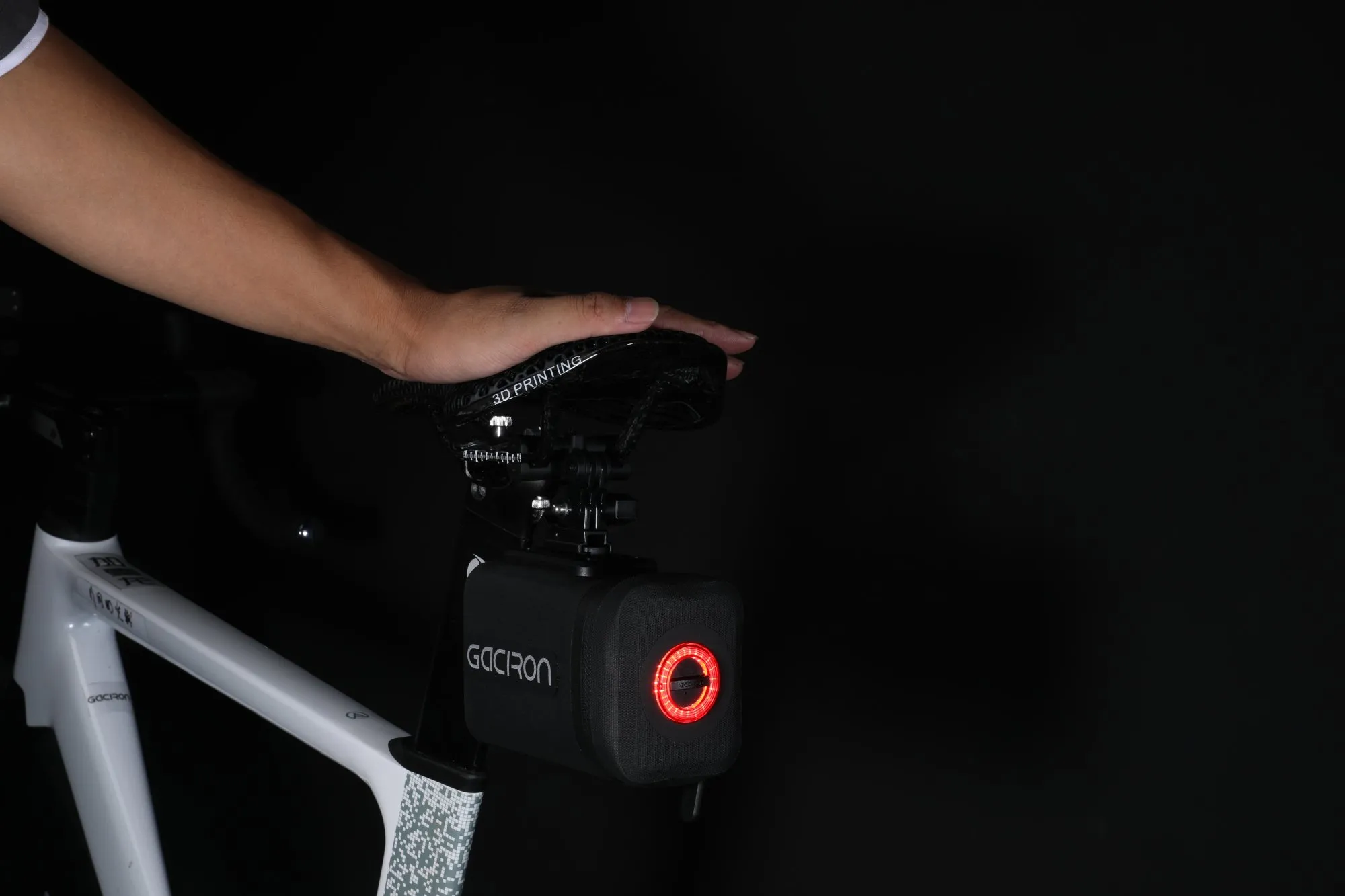 Велосумка подседельная с умным задним фонарем 2 в 1 GACIRON Birdnest-100, черный