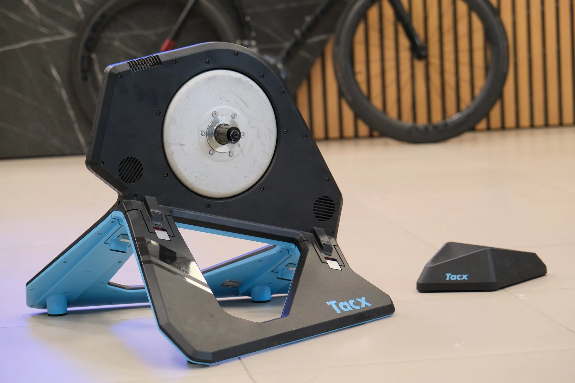 Велотренажер TacX Neo 2T Smart Trainer б.у.