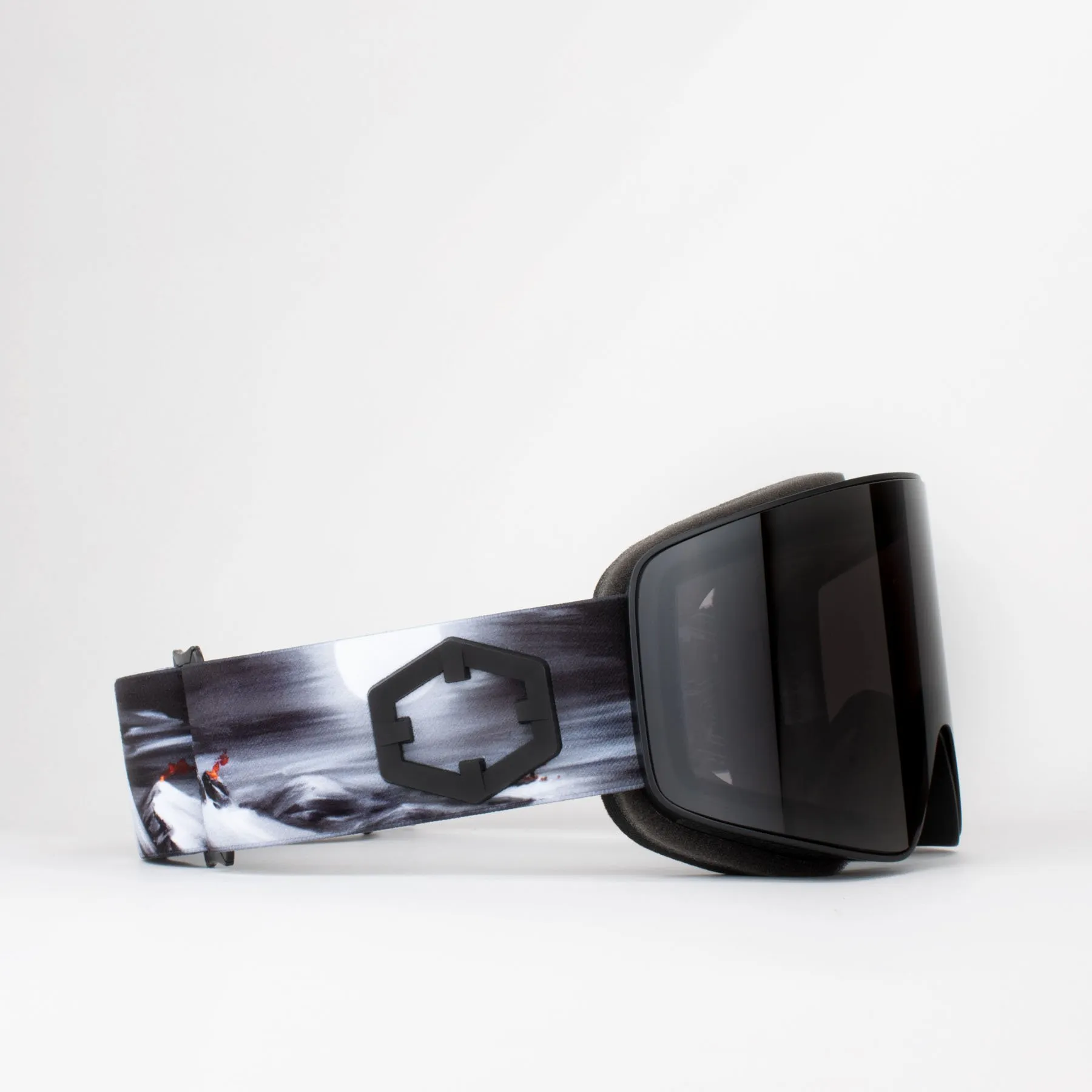 Маска OUT OF Void Peaks The One Nero