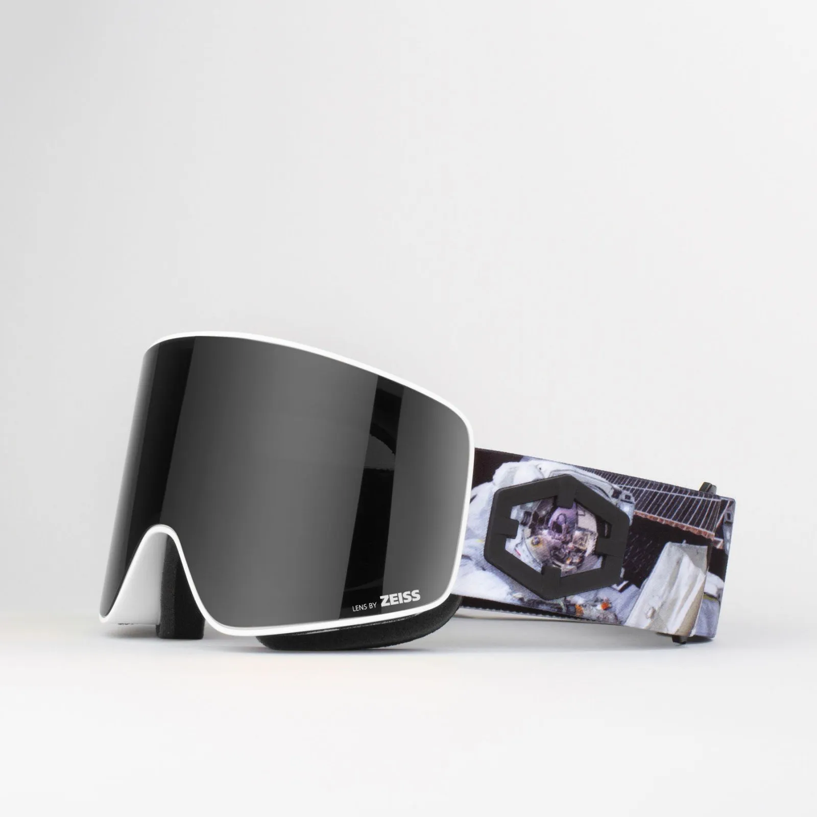 Маска OUT OF Void Astronaut Smoke