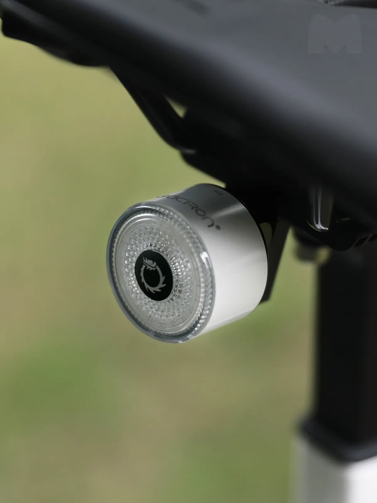 Задний велосипедный фонарь GACIRON Loop-100 с датчиком торможения, белый