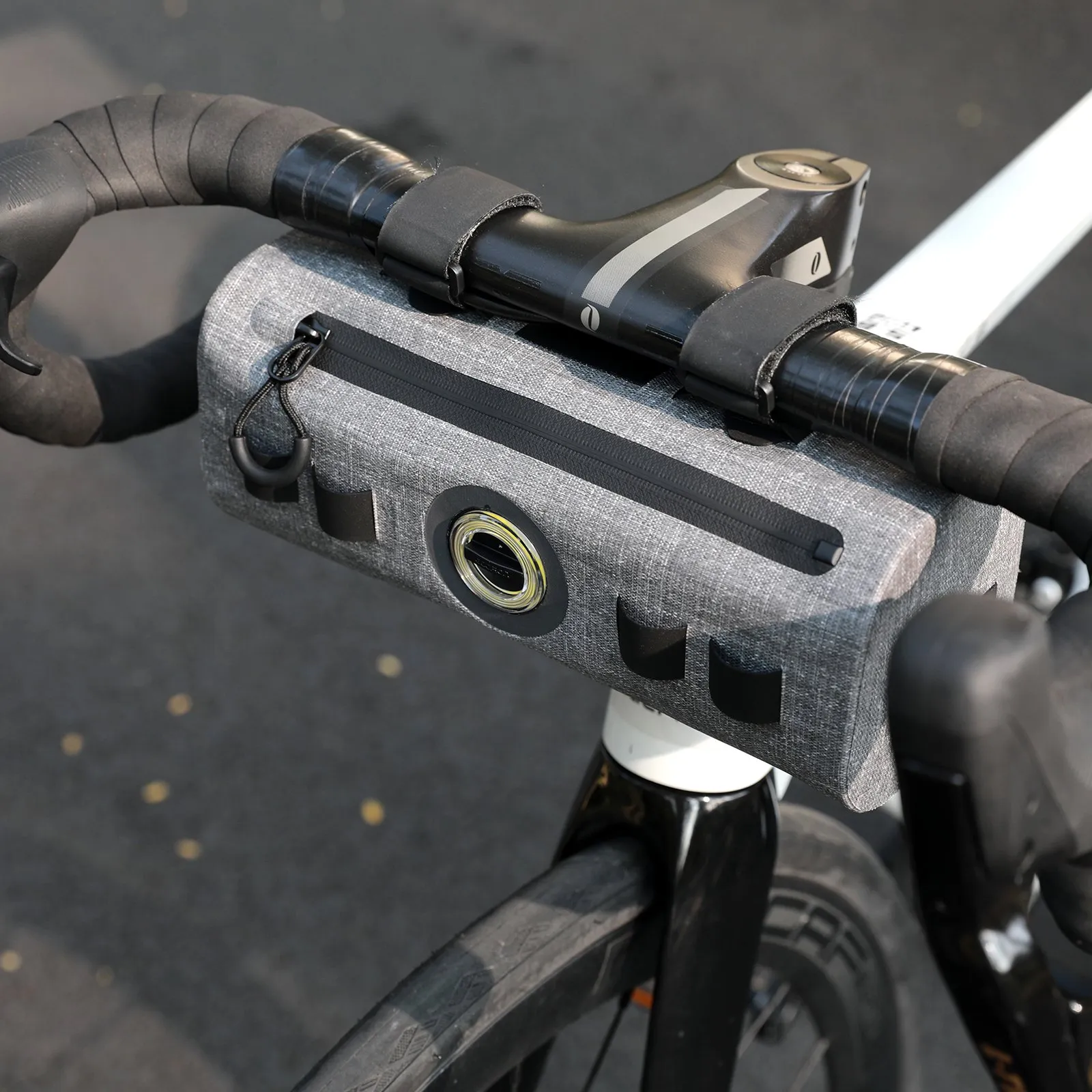 Передняя велосумка c умным фонарем 2 в 1 GACIRON Cathouse-200, крепление на руль, серый