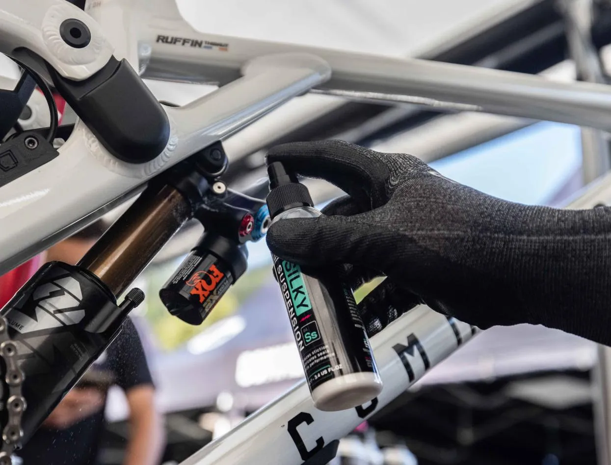 Финишный силиконовый спрей Muc-Off Silky Suspension 100 мл