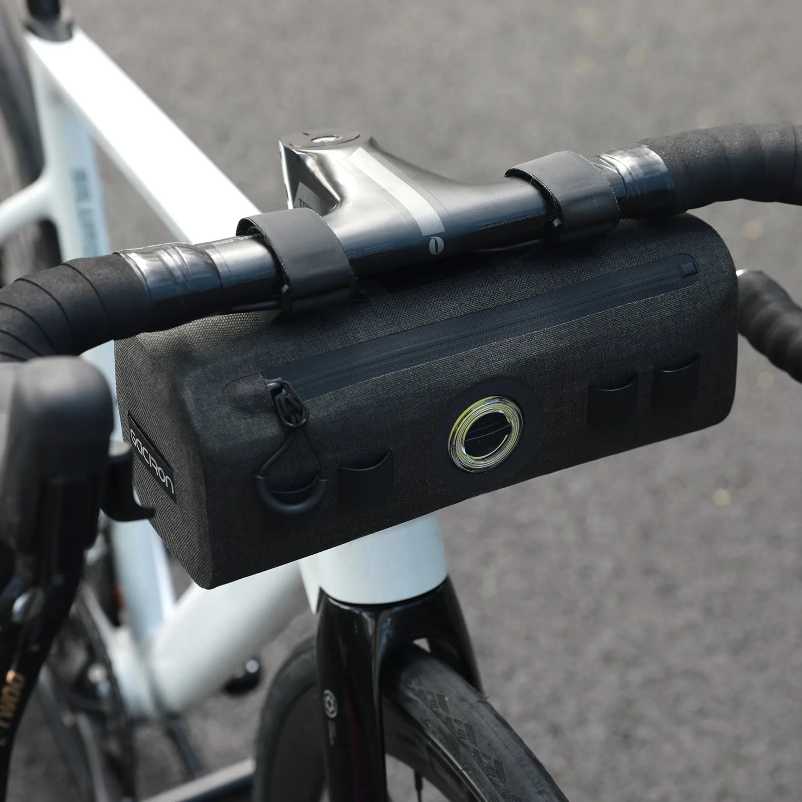 Передняя велосумка c умным фонарем 2 в 1 GACIRON Cathouse-200, крепление на руль, черный