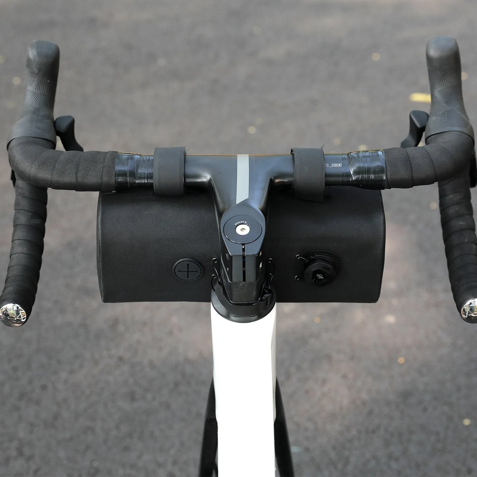 Передняя велосумка c умным фонарем 2 в 1 GACIRON Cathouse-200, крепление на руль, черный