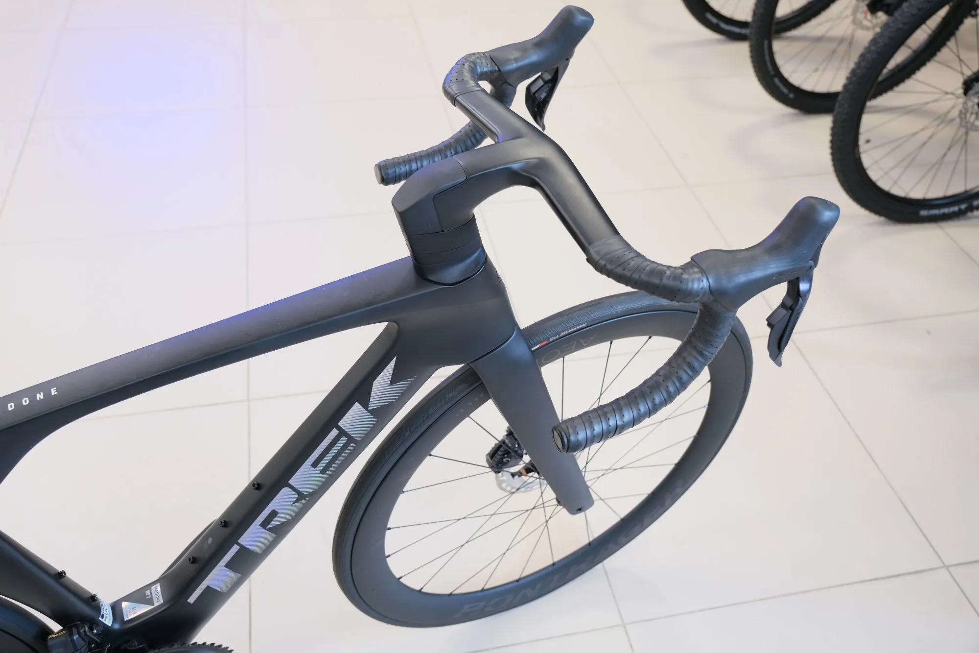 Шоссейный велосипед Trek Madone SLR