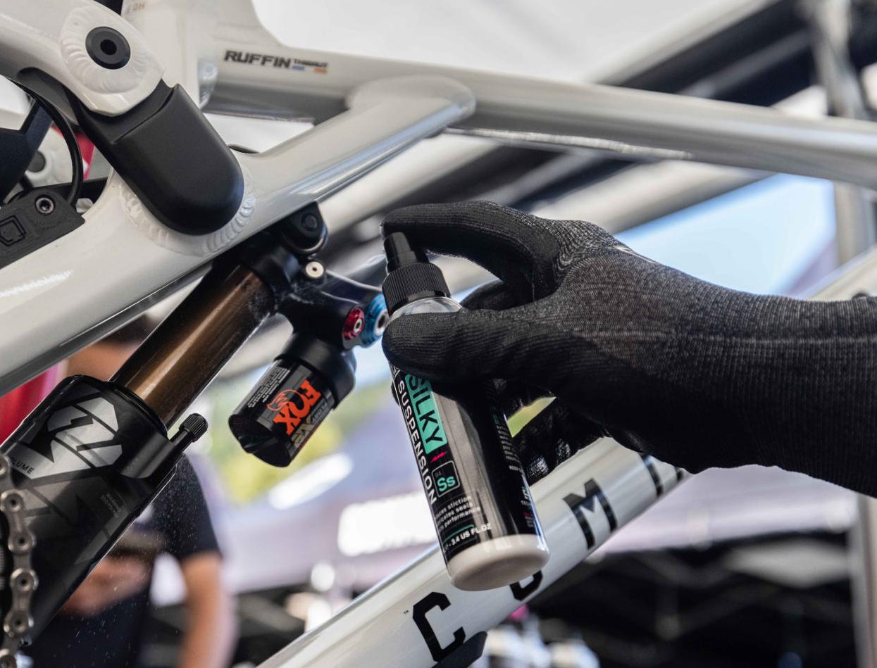 Финишный силиконовый спрей Muc-Off Silky Suspension 100 мл